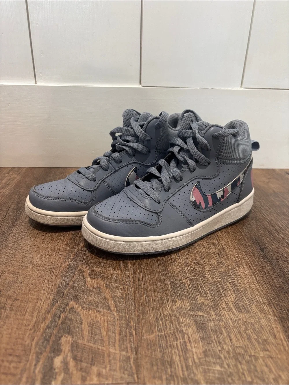 Nike Kids Mid-Top Sneakers in Gray with Pink Camo Swoosh